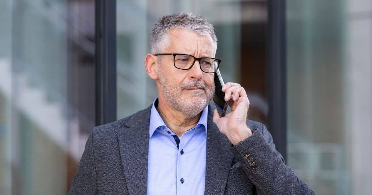 Privilegien bewusst nutzen als Teil der Selbstführung – Symbolbild für Begegnung und Zuhören